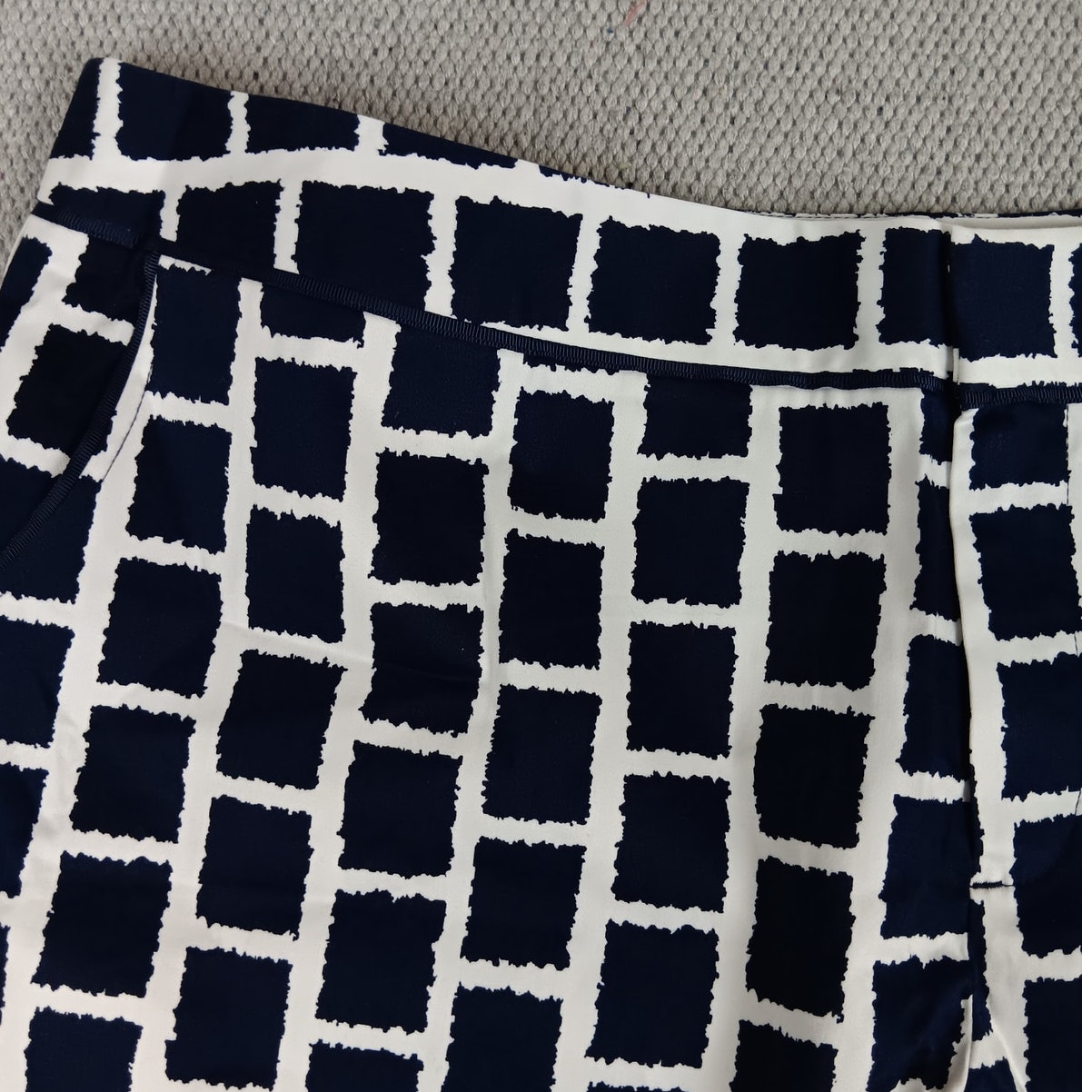 Cynthia Rowley Shorts Women's 16 36x4 Navy/White Stretch Floral Graphic Print — image 4 of 8